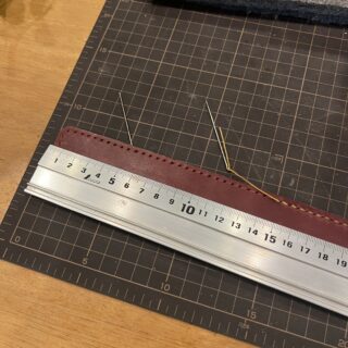 縫うのに必要な糸の長さを試した革のベルトと定規