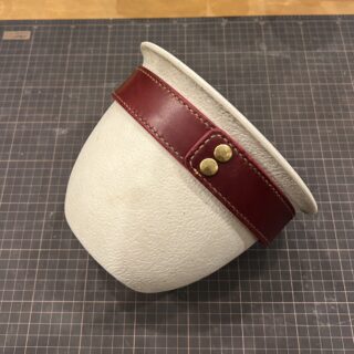 植木鉢の周囲に革のベルトを巻き、取り付け具合を確認したところ