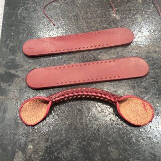 革を編んで作った鉢側の持ち手パーツと、組み立て前の革パーツ