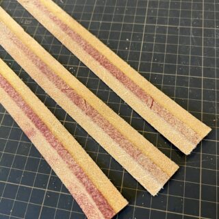三枚重ねに折りたたむため、両側を漉いた吊り下げベルト用の革