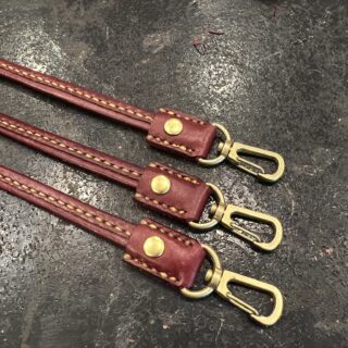 三本の革ベルトの先端に、鉢側へ接続するナスカンを取り付けたところ