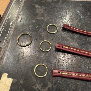 革ベルトの反対側に取り付ける三つのダブルリングと、まとめるためのリング